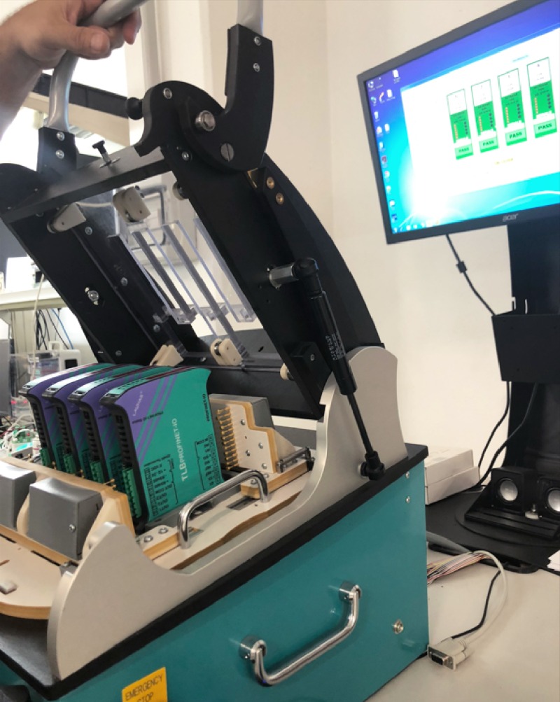 The operator inserts the TLB PROFINET IO weight transmitters into the testing station